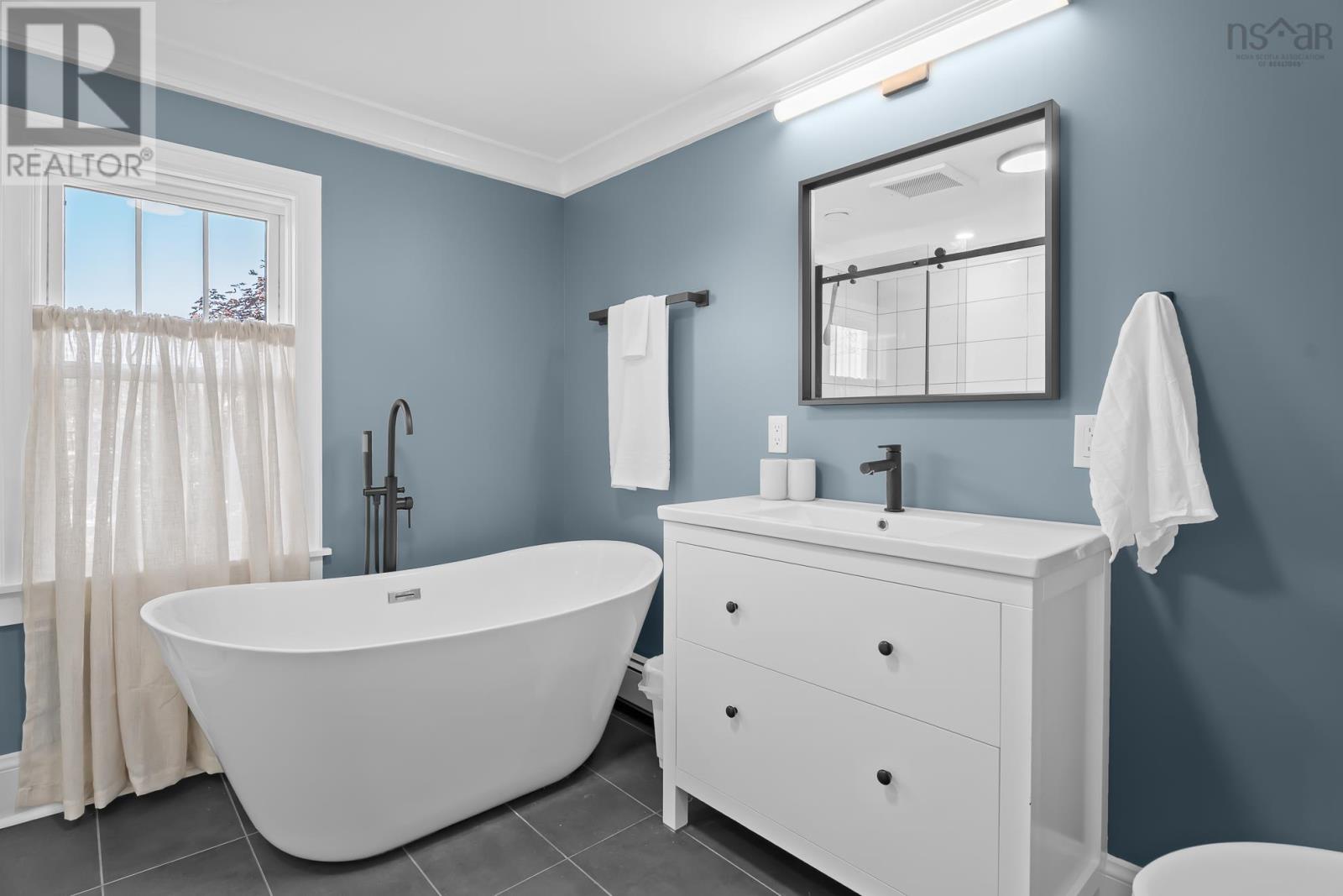 55 Lawrence Street, Lunenburg, Nova Scotia  B0J 2C0 - Photo 22 - 202622409
